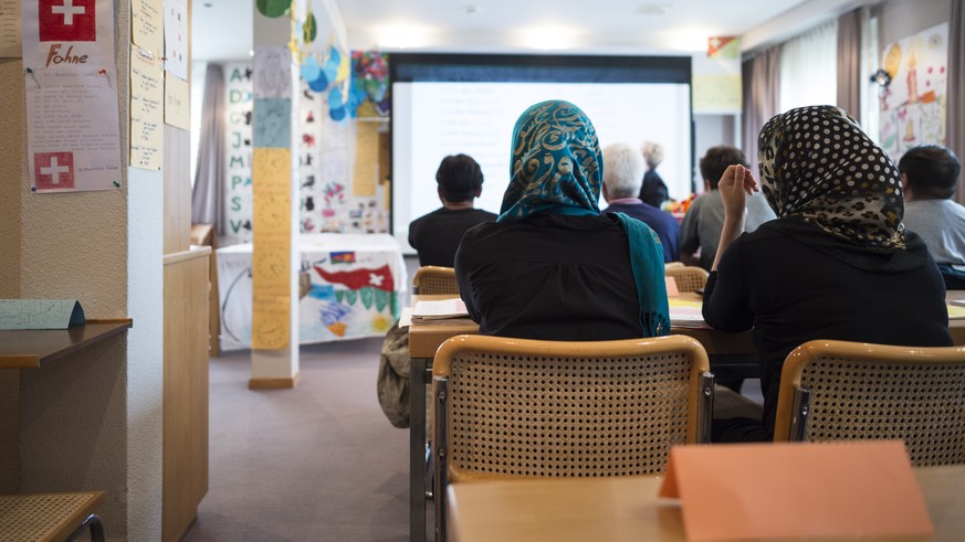 Asylsuchende in der Schule, aufgenommen anlaesslich einer Medienkonferenz mit Rundgang im Zentrum fuer Asylsuchende Bergruh, am Dienstag, 31. Mai 2016, in Amden. Seit Januar 2016 bewohnen 80 Asylsuche ...