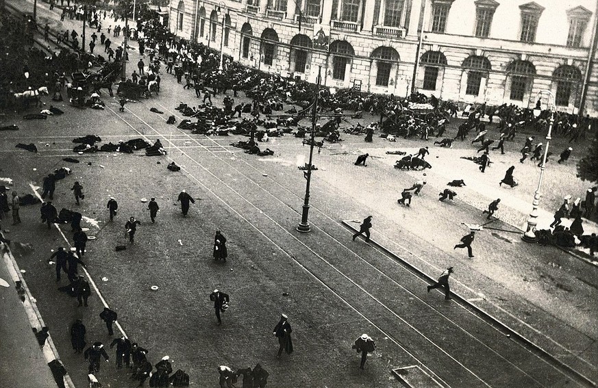 Petrograd (Saint Petersburg), July 4, 1917 2PM. Street demonstration on Nevsky Prospekt just after troops of the Provisional Government have opened fire with machine guns.
https://en.wikipedia.org/wik ...