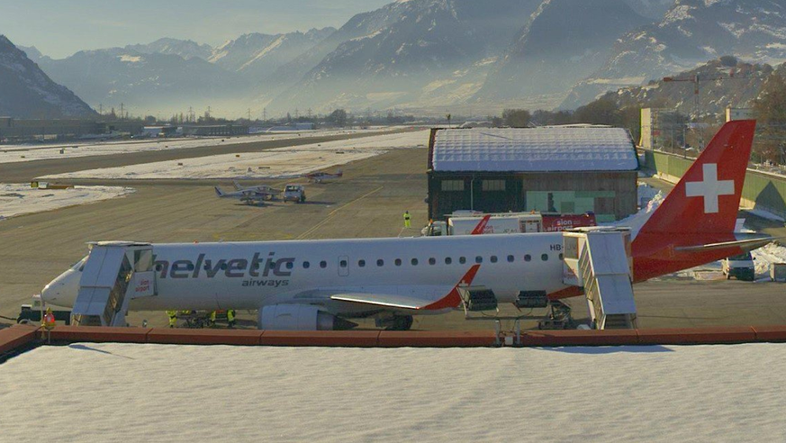 Seltene Aufnahme: Ein Embraer-Jet von Helvetic, der im Auftrag der Swiss die Strecke Zürich-Sion-London fliegt.&nbsp; &nbsp;