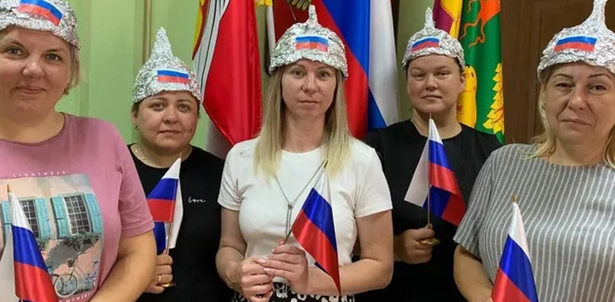 Nehmen ernst, was man ihnen aufträgt: Russische Lehrerinnen posieren mit gebastelten Aluhüten.