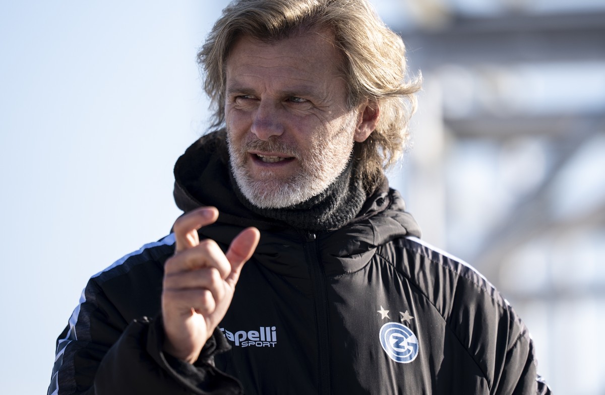 Sportchef Alain Sutter (GCZ) beobachtet den Trainingsauftakt des Grasshopper Club Zuerich (GCZ) nach der Winterpause am Sonntag, 4. Januar 2026 auf dem GC Campus in Niederhasli. (KEYSTONE/Claudio Thom ...