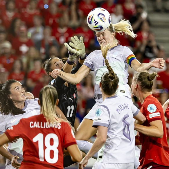 epaselect epa12211575 Norway&#039;s Ada Hegerberg scores the 1-1 goal against Switzerland&#039;s goalkeeper Livia Peng during the UEFA Women&#039;s EURO 2025 Group A soccer match between Switzerland a ...