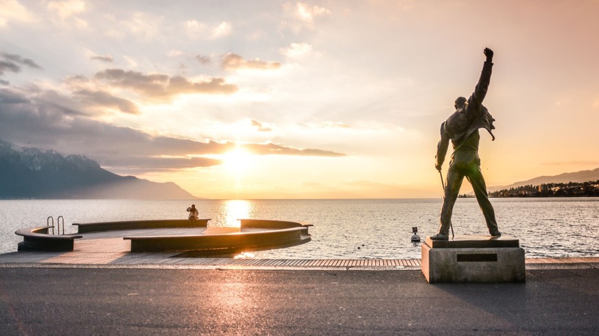 Die Statue von Freddie Mercury an der Seepromenade unterstreicht die Bedeutung von Montreux für die Welt der Musik.