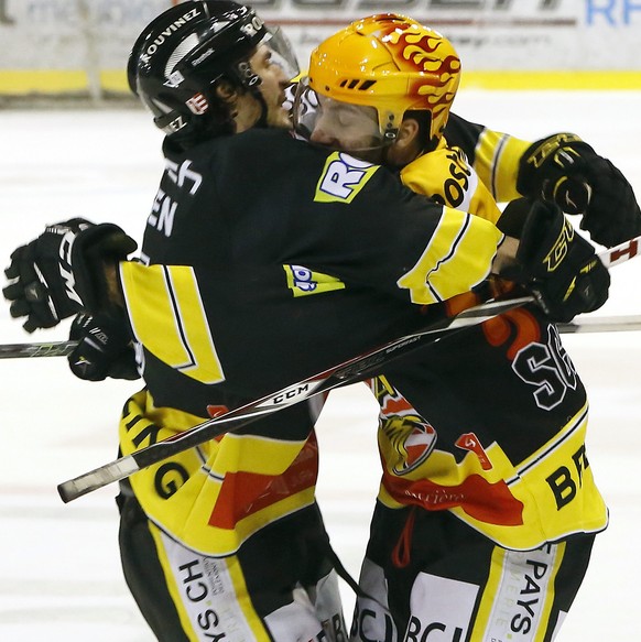 Jonathan Hazen, links, und Philip-Michael Devos, rechts, von Ajoie, feiern das 2-0 von Devos, im vierten Playoff-Finalspiel der National League B zwischen den Rapperswil-Jona Lakers und dem HC Ajoie,  ...