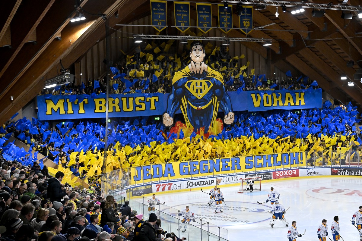 Choreo der Davoser Fankurve vor dem Anpfiff, beim vierten Eishockey Playoff Viertelfinalspiel der National League zwischen dem HC Davos und dem EV Zug, am Donnerstag, 20. Maerz 2025, in der zondacrypt ...