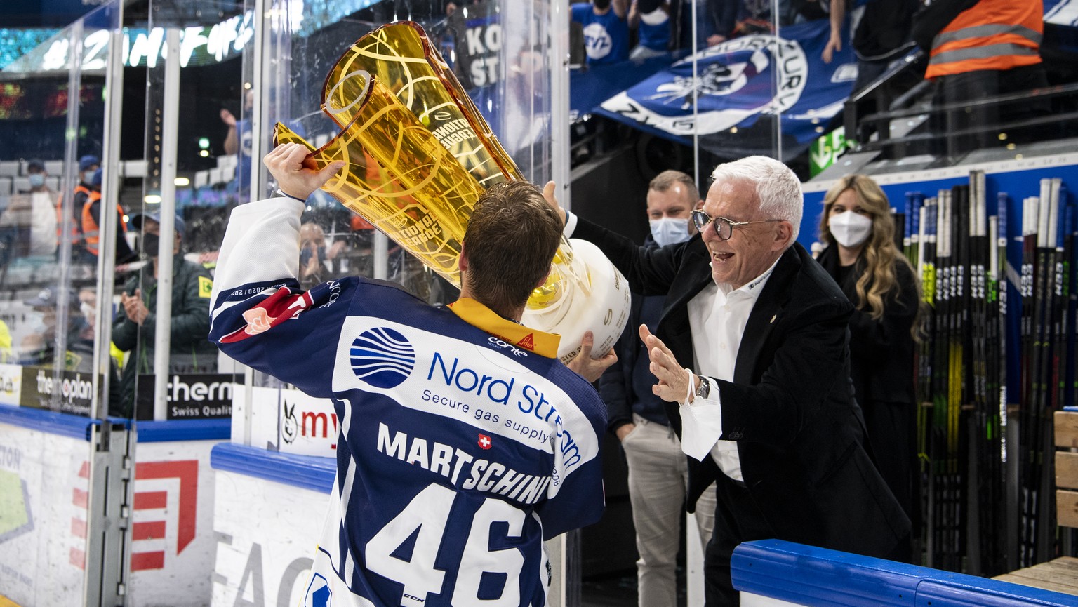 CAPTION ADDITION: Zugs Praesident Hans-Peter Strebel, rechts, und Spieler Lino Martschini, links, feiern als Eishockey Schweizermeister mit dem Meisterpokal nach dem dritten Eishockey Playoff-Finalspi ...