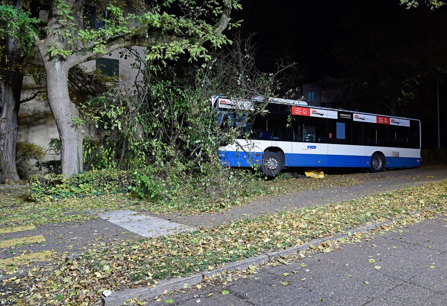 Mindestens vier Personen sind am späten Montagabend (20. November 2017) bei einem Unfall in Zürich leicht verletzt worden: Ein Bus der Verkehrsbetriebe Zürich (VBZ) war im Zürcher Quartier Sihlfeld vo ...