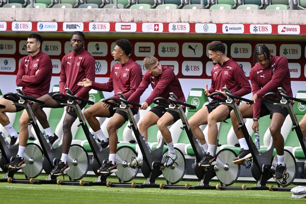 Training der Schweizer Fussballnationalmannschaft im Kybunpark in St. Gallen am Montag, 7. Oktober 2024. (KEYSTONE/Walter Bieri)