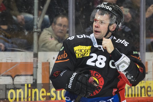 SC Bern Stuermer Martin Pluess blutet beim Eishockey Meisterschaftsspiel der National League A zwischen dem SC Bern und dem HC Biel, am Samstag, 29. Oktober 2016, in der Postfinance Arena in Bern. (KE ...