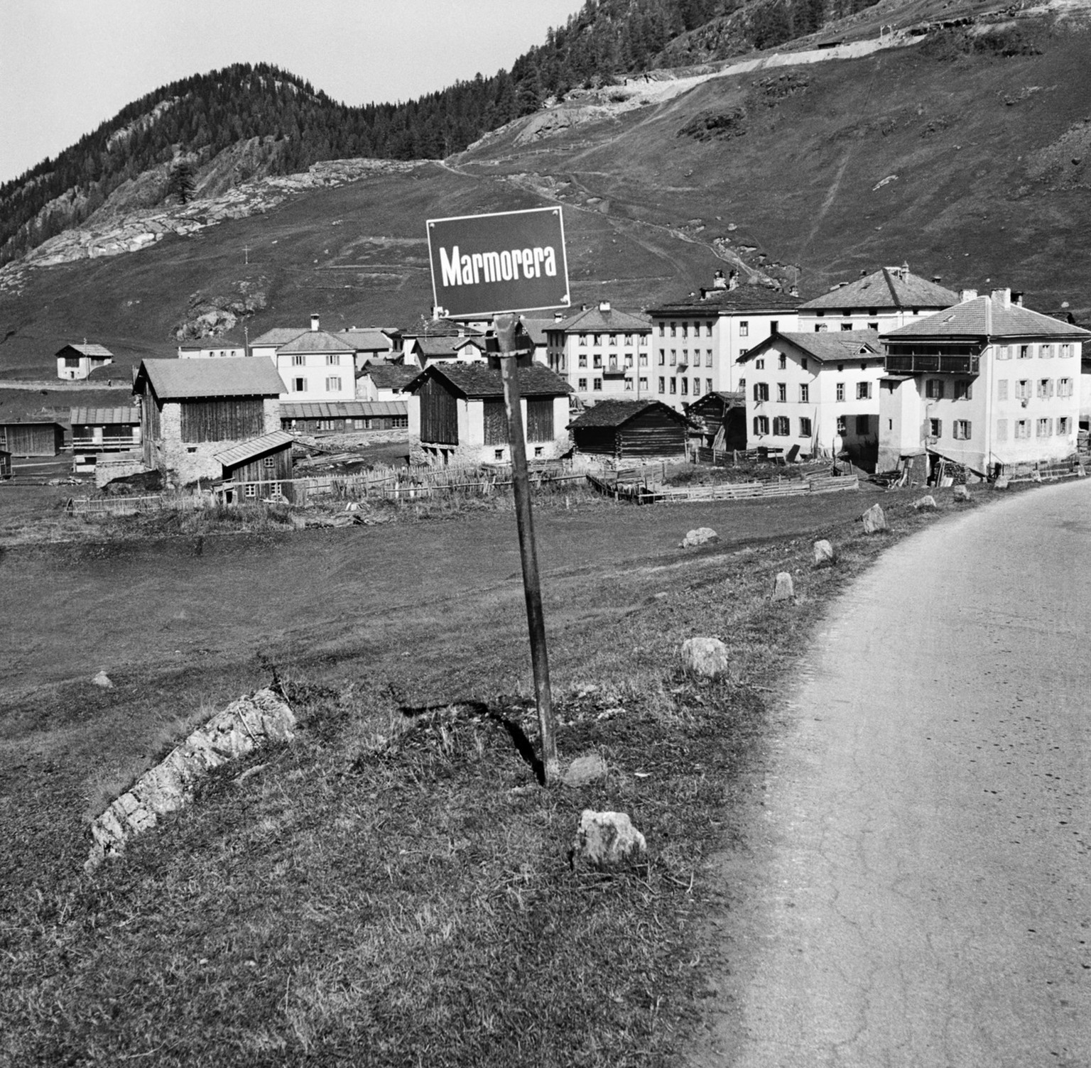 Das Doerfchen Marmorera im Kanton Graubuenden am Julierpass, aufgenommen im Oktober 1950. Die Bauarbeiten am Staudamm haben bereits begonnen und das Dorf wird in wenigen Jahren im geplanten Stausee un ...