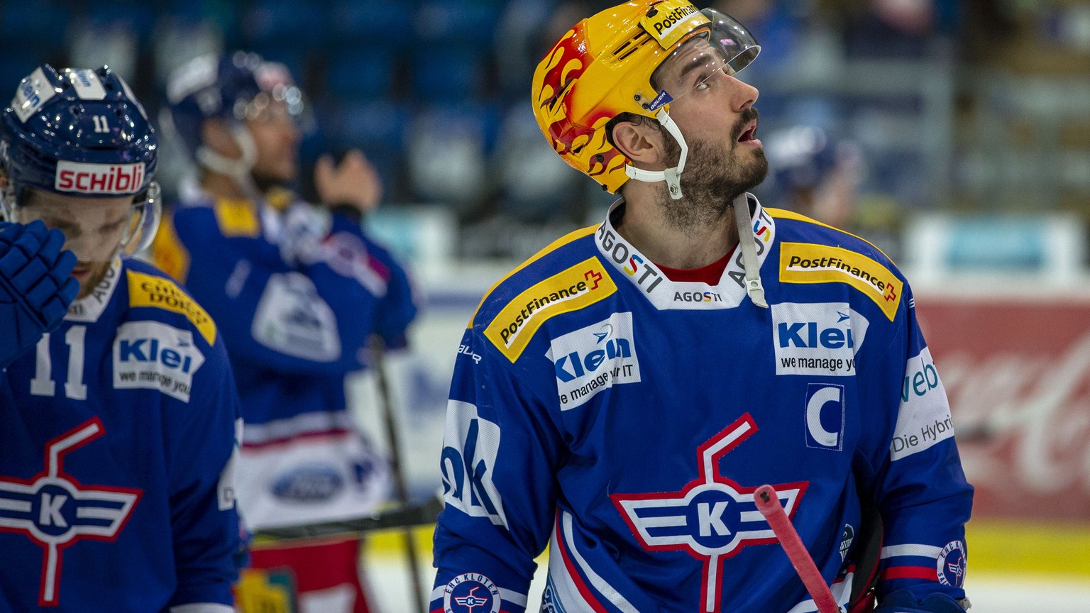 EHC Kloten Stuermer Denis Hollenstein enttaeuscht nach der 1-4 Niedrlage im ersten Eishockey Spiel der Ligaqualifikation der National League zwischen dem EHC Kloten und dem SC Rapperswil-Jona Lakers a ...