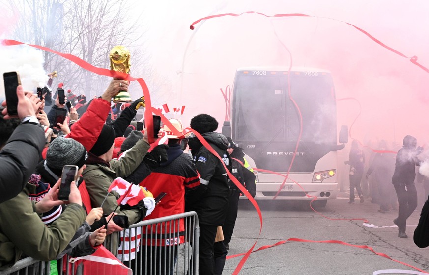 Soccer: FIFA World Cup, WM, Weltmeisterschaft, Fussball Qualifier-Jamaica at Canada, Mar 27, 2022 Toronto, Ontario, CAN Canadian soccer fans gather to greet the arrival of the team bus before Canada p ...