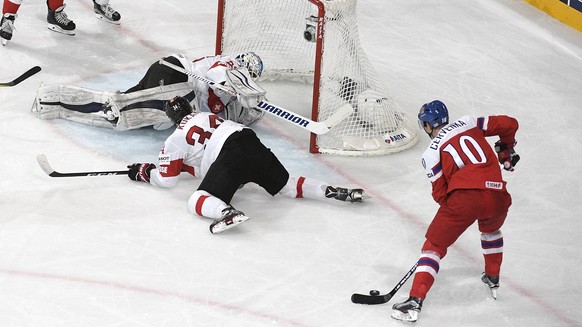 epa05968034 Roman Cervenka (R) of Czech Republic scores a goal during their Ice Hockey World Championship group B preliminary round match between Switzerland and Czech Republic in Paris, France on Tue ...