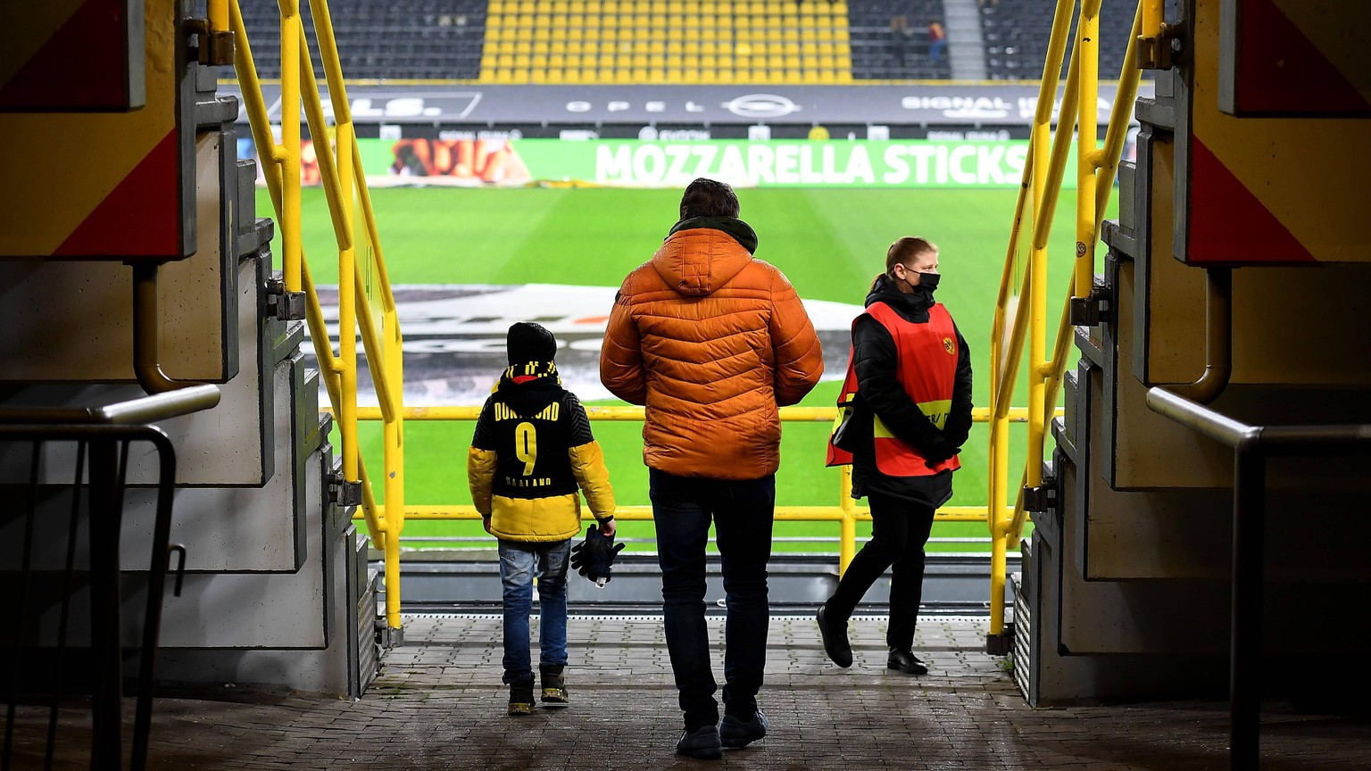 Beneidenswerter Junge: Er weiss noch wenig von den Sorgen von uns Grossen, sondern lässt sich vom BVB im Westfalenstadion begeistern.