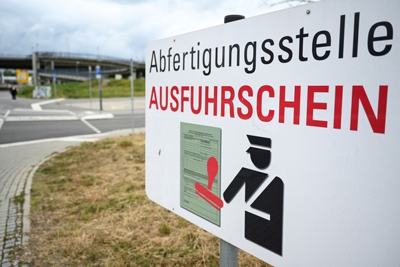 06.06.2020, Baden-W�rttemberg, Konstanz: Auf einem Schild an der deutsch-schweizerischen Grenze steht: "Abfertigungstelle Ausfuhrschein". Wegen der Corona-Krise k�nnen Schweizer Einkaufstour ...