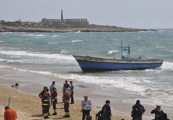 Verlassenes Schiff in Sizilien: Auf solchen kaum seetüchtigen Schiffen schleusen Schlepper Flüchtlinge nach Europa. Nachher versuchen sie oft, die Schiffe wieder in ihren Besitz zu bringen. Das will d ...