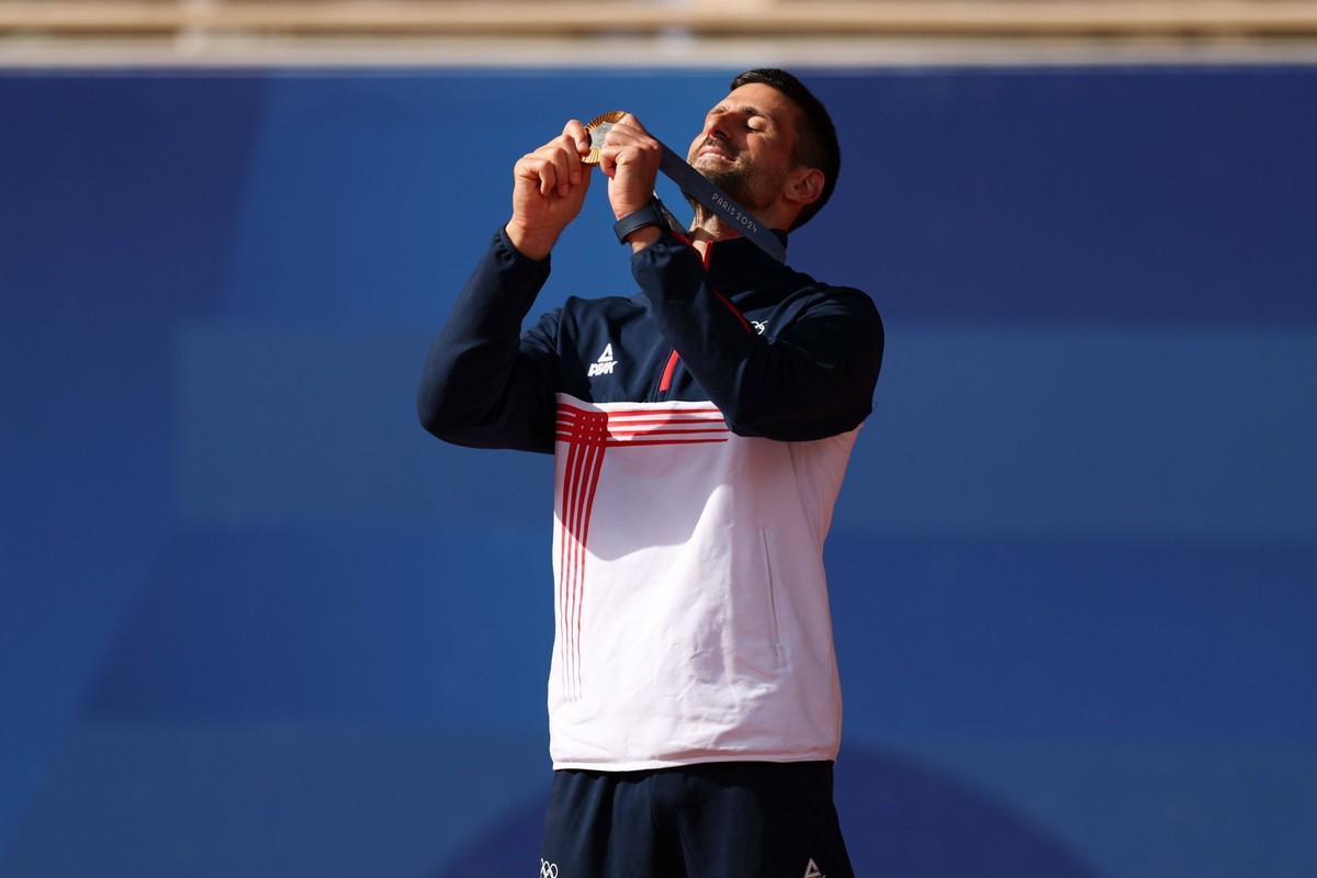 Novak Djokovic of Serbia celebrates with his gold medal Paris 2024 Olympic Games, Olympische Spiele, Olympia, OS Day Nine, Paris, France - 04 Aug 2024 PUBLICATIONxINxGERxSUIxAUTxHUNxGRExMLTxCYPxROUxBU ...