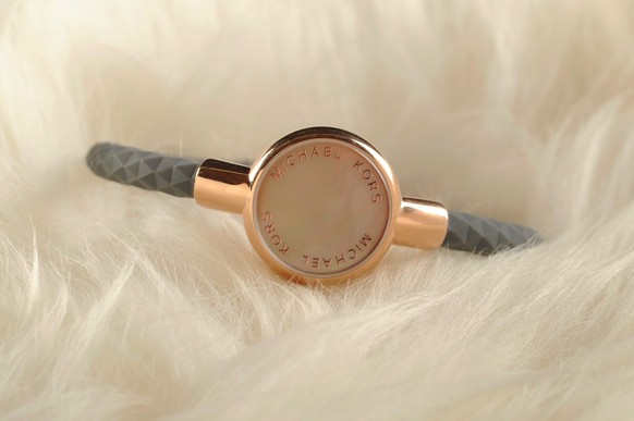 Fitness-Tracker müssen nicht hässlich sein: Der Crosby Tracker (rund 100 Franken) aus der Michael-Kors-Linie überwacht wie andere Fitness-Bänder den Schlaf, zählt Schritte, misst die zurückgelegt ...