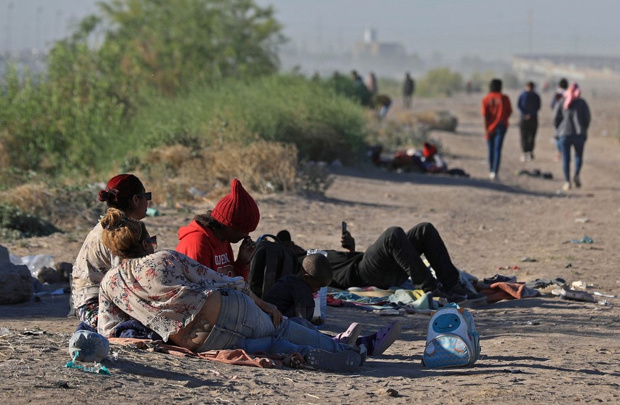 epa11375948 Migrants remain in the vicinity of the wall near the US border, in Ciudad Juarez, Chihuahua, Mexico, 26 May 2024 (issued 28 May 2024). Despite the increasing deportations and operations of ...
