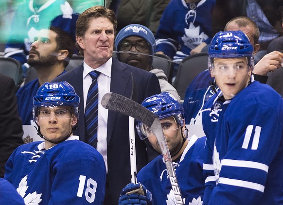 Toronto Maple Leafs head coach Mike Babcock, back, reacts while playing against the Tampa Bay Lightning during the second period of an NHL hockey game, Tuesday, Oct. 25, 2016 2016 in Toronto. (Nathan  ...