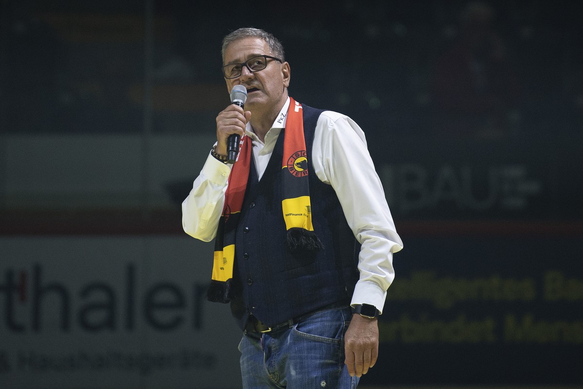Berns CEO Marc Luethi spricht zu den Fans im Eishockey Meisterschaftsspiel der National League zwischen dem SC Bern und dem HC Fribourg Gotteron, am Dienstag, 7. September 2021, in der PostFinance Are ...