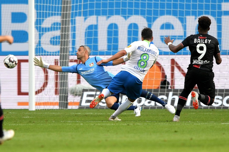 epa06990195 Wolfsburg&#039;s Renato Steffen (C) scores the 3-1 lead during the German Bundesliga soccer match between Bayer Leverkusen vs VfL Wolfsburg in Leverkusen, Germany, 01 September 2018. EPA/S ...