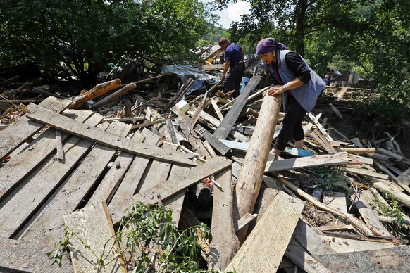 Ein Fall für die Holz-Mafia: Eine Frau steht nach einer Flut in den Trümmern ihres Hauses in&nbsp;Vaideeni.