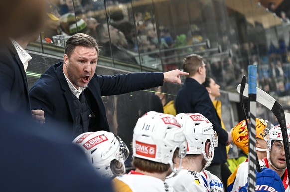 Der Klotener Head Coach Jeff Tomlinson hinter der Bande, im Eishockey-Qualifikationsspiel der National League zwischen dem HC Davos und dem EHC Kloten, am Samstag, 4. Maerz 2023, im Eisstadion in Davo ...