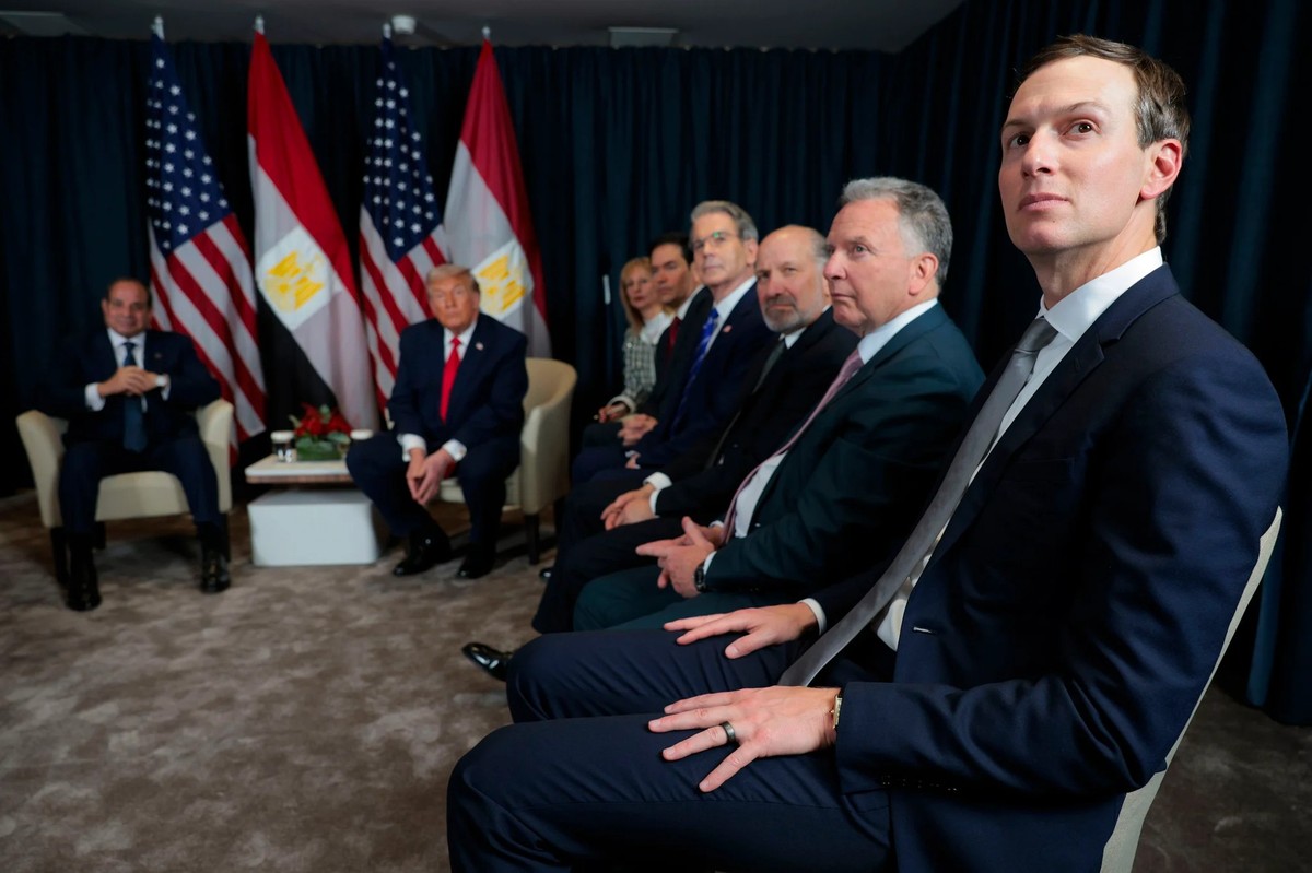 Jared Kushner (à droite) lors de la rencontre entre Donald Trump (2e à partir de la gauche) et le président égyptien Abdel Fattah al-Sissi (à gauche) en janvier, au Forum économique mondial de Davos.