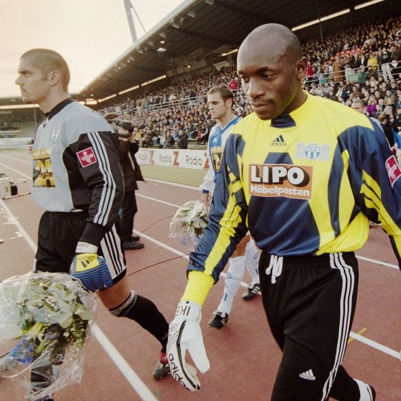 Der FCZ Goalie Ike Shorunmu, Mitte Bild, beim auf den Platz Laufen waehrend des Derbies GCZ- FCZ am 8. November 1998 im Zuercher Letzigrund. (KEYSTONE/Str)