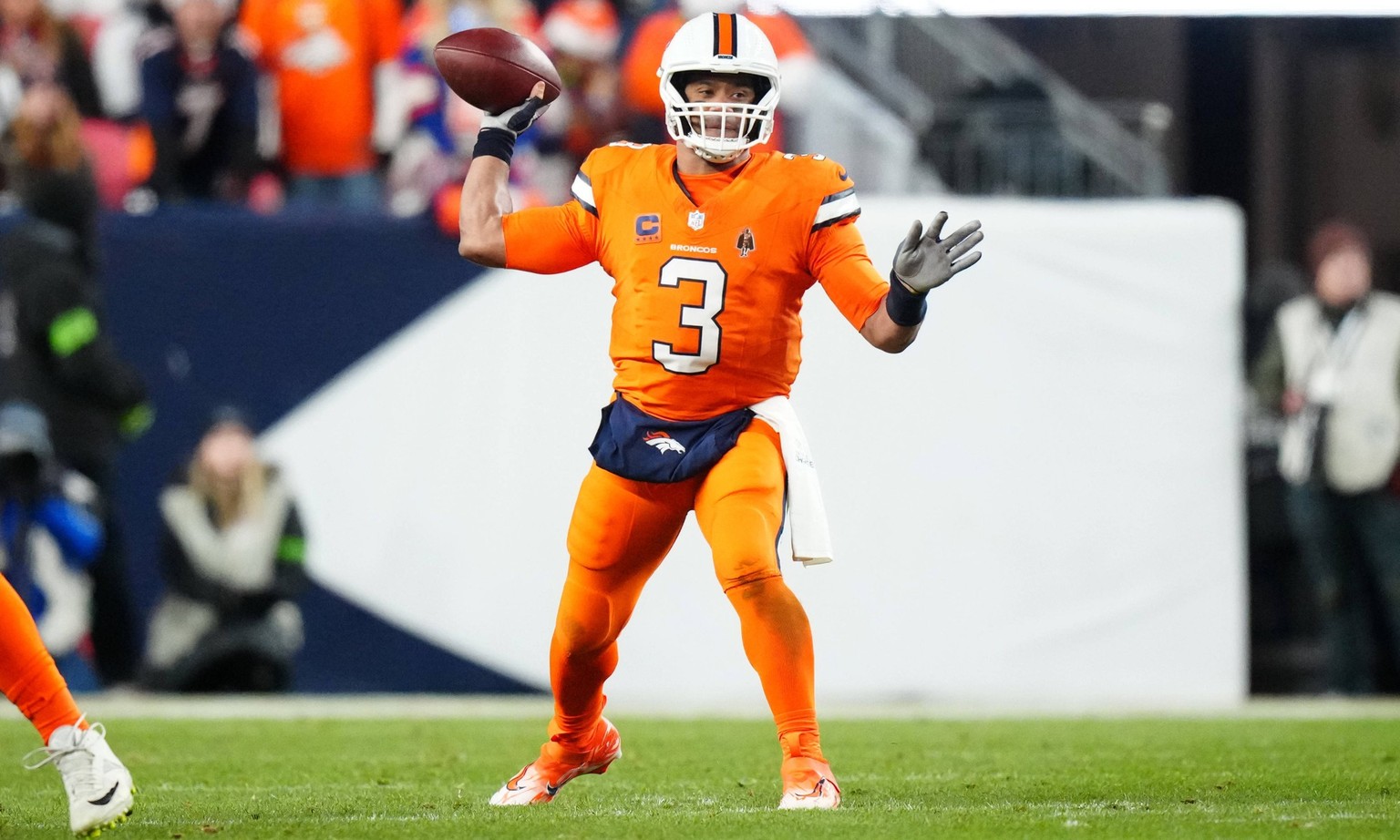 NFL, American Football Herren, USA New England Patriots at Denver Broncos Dec 24, 2023 Denver, Colorado, USA Denver Broncos quarterback Russell Wilson 3 prepares to pass in the first half against the  ...