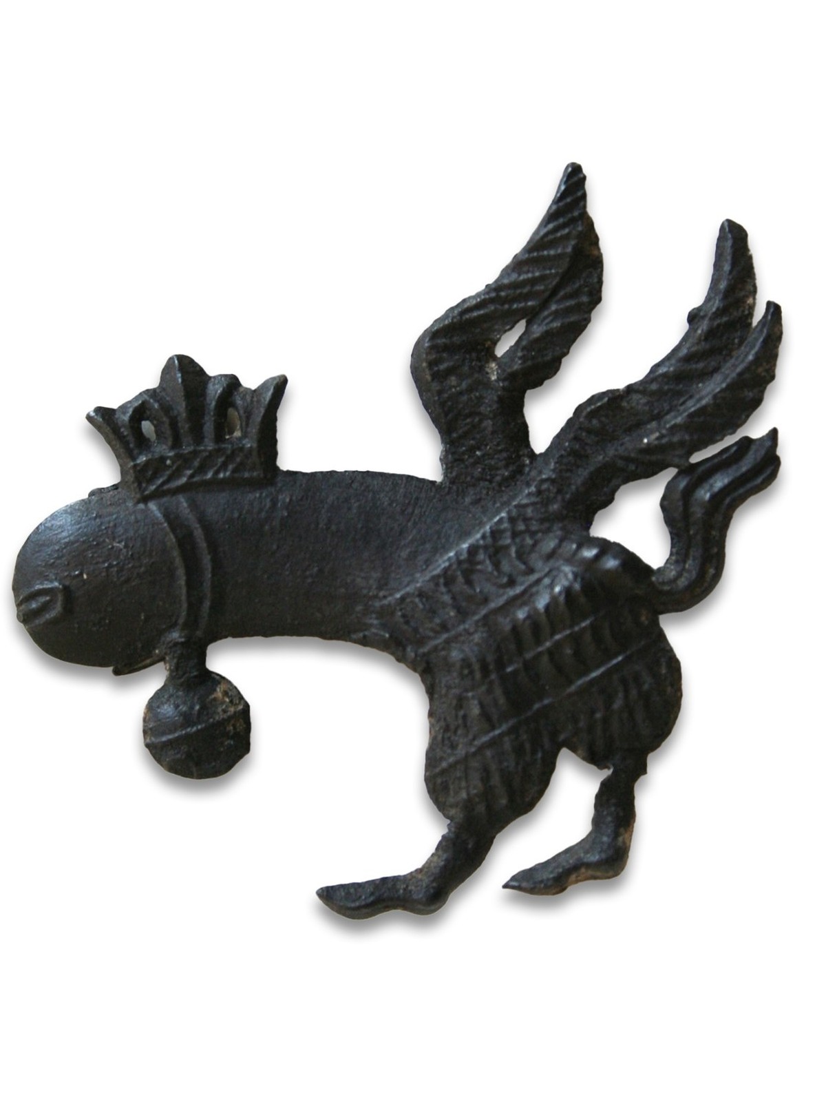 Den fliegenden Phallus mit Flügeln, Beinen, Krone und Glockenhalsband gibt es sowohl als Tragezeichen, wie auch als Illustration im Decretalium Gregorii IX von 1392.
https://database.kunera.nl/en