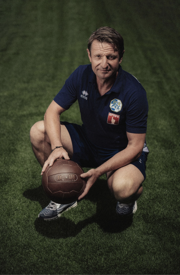 Zwischen Tradition und Aufbruch: Udo Portmann posiert für seine Autogrammkarte in der Jubiläumssaison mit einem Retroball.