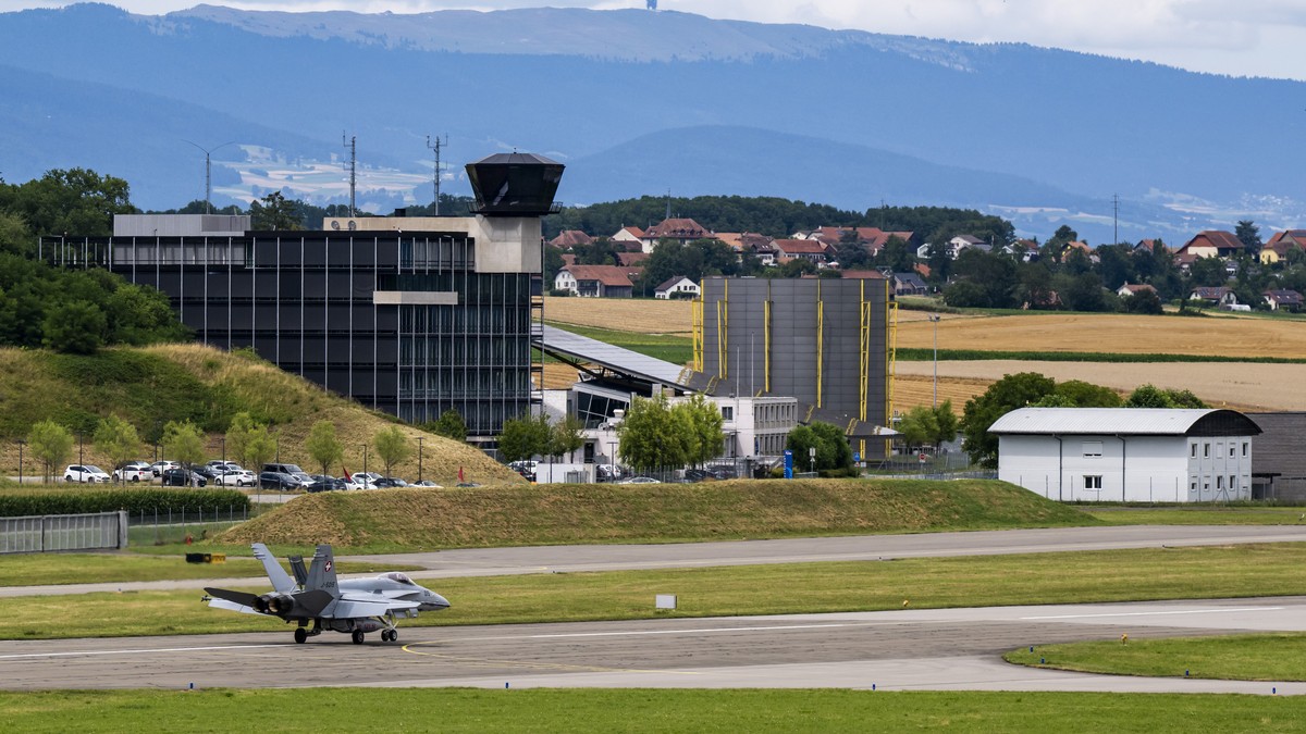 Un avion F/A-18 roule sur la piste devant la tour de controle lors d'une conference de presse de Skyguide sur la securite dans l'espace aerien suisse le mercredi 23 juillet 2025 au Swiss Aer ...