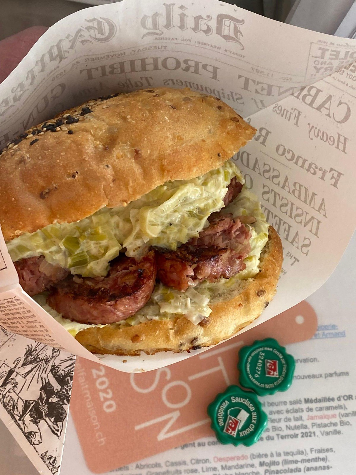 Saignelégier (JU), OlisFood: Burger compotée de poireaux à la moutarde et saucisse aux choux vaudoise IGP.