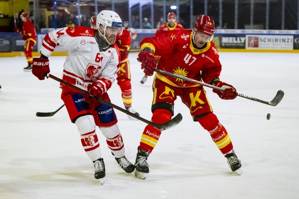 Daniel Eigenmann (EHCV), gauche, lutte pour le puck avec Marco Maurer (HCS), droite, lors du match de championnat suisse de hockey sur glace de Swiss League, entre HC Sierre et EHC Visp le dimanche 23 ...