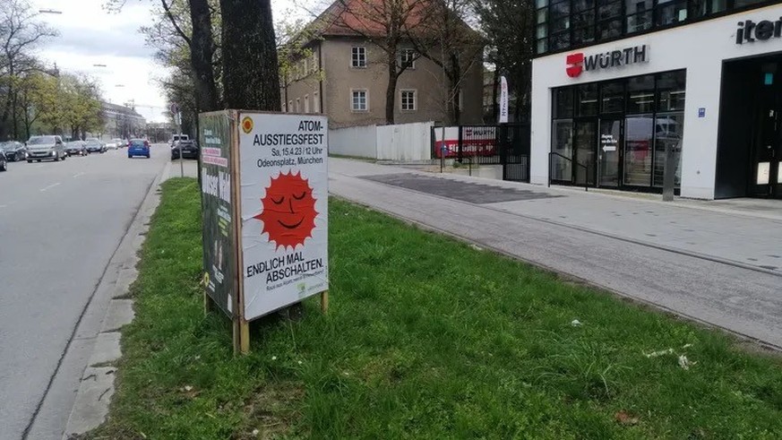Ein Plakat wirbt für eine Abschaltparty von Atomgegnern in München. Am 15. April 2023 gehen die letzten AKW in Deutschland vom Netz, etwa Isar 2 in Bayern. (Quelle: T-Online/Paulus)