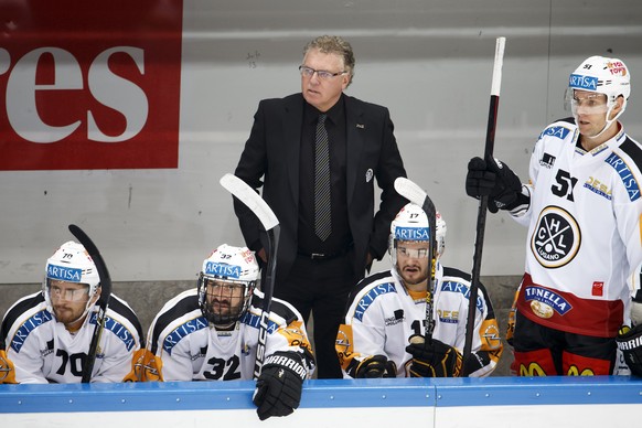Lugano&#039;s Head coach Doug Shedden looks on his players, during a National League A regular season game of the Swiss Championship between Lausanne HC and HC Lugano, at the Malley stadium in Lausann ...