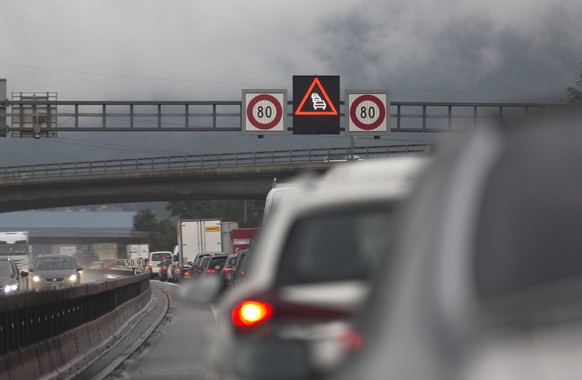 Traffic jam on the A1 motorway near Egerkingen heading towards Berne, photographed on June 30, 2016. (KEYSTONE/Gaetan Bally)

Stau auf der Autobahn A1..Stau auf der A1 bei Egerkingen richtung Bern am  ...