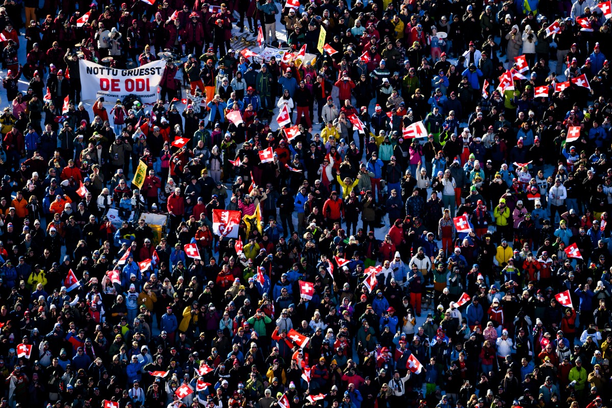 epa11074037 Supporters cheer during the Men's downhill race at the FIS Alpine Skiing World Cup in Wengen, Switzerland, 13 January 2024. EPA/JEAN-CHRISTOPHE BOTT