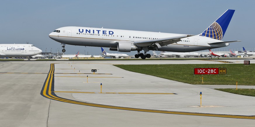 epa05905869 (FILE) - A United Airlines jet arrives at the O&#039;Hare International Airport in Chicago, Illinois, USA, 19 September 2014 (reissued 13 April 2017). A passenger was forcibly removed from ...
