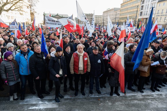 Zu den umstrittenen Reformen in Polen gehört auch ein Gesetz, das der Regierung mehr Macht über die Medien gibt. Dagegen gab es auch Demonstrationen.