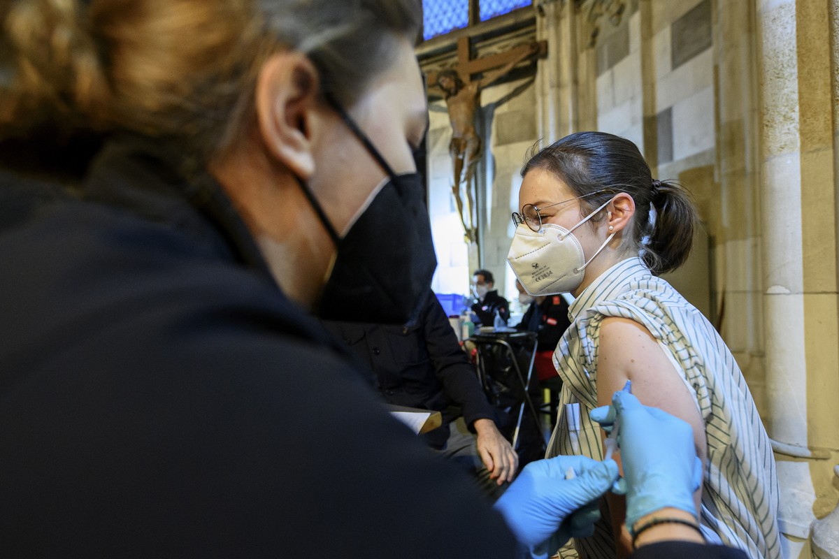 epa09592249 A woman receives a booster dose of Covid-19 vaccine inside the Saint Stephen's Cathedral in Vienna, Austria, 19 November 2021. Austrian Chancellor Alexander Schallenberg announced a m ...