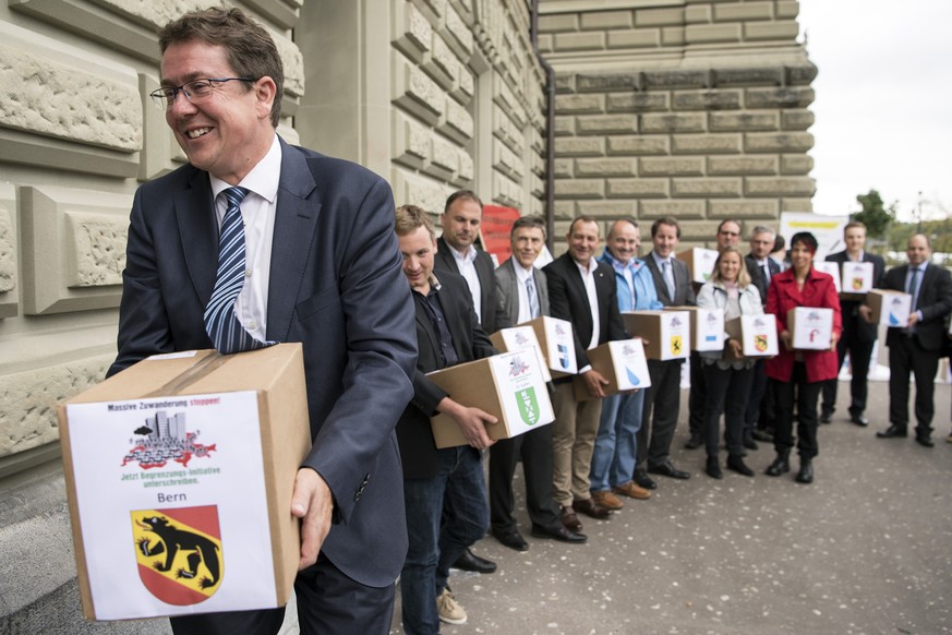 SVP-Parteipraesident und Nationalrat Albert Roesti sowie weitere Vertreter reichen die Unterschriften zur Volksinitiative fuer eine massvolle Zuwanderung, die sogenannte Begrenzungs-Initiative ein, am ...