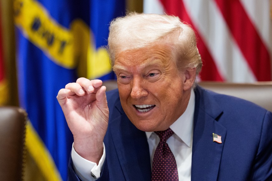 epa12324960 United States President Donald J Trump participates in a Cabinet Meeting in the Cabinet Room of the White House in Washington, DC, USA, 26 August 2025. EPA/AARON SCHWARTZ / POOL