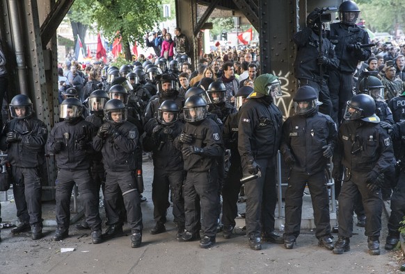 epa06705611 German riot-policemen form a line during clashes on the sidelines of a march to mark May Day in Berlin, Germany, 01 May 2018. Labor Day or May Day is observed all over the world on the fir ...