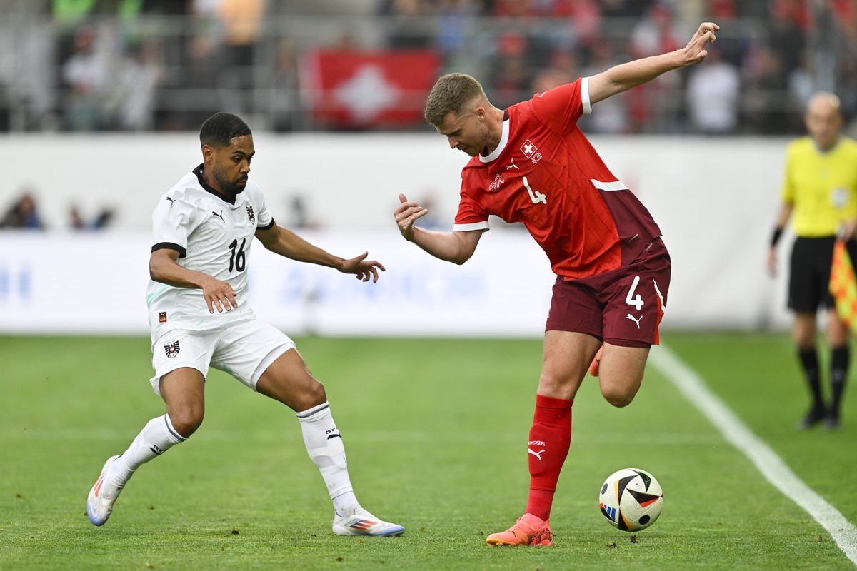 Austria's Philipp Mwene, left, and Switzerland's Nico Elvedi, in action during an international friendly soccer match between Switzerland and Austria at the kybunpark stadium in St. Gallen,  ...