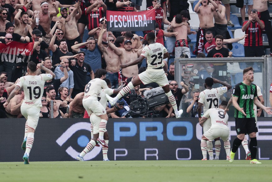 epa09966737 Milan&#039;s Frank Kessie (C) jubilates with his teammates after scoring during the Italian Serie A soccer match US Sassuolo vs AC Milan at Mapei Stadium in Reggio Emilia, Italy, 22 May 20 ...