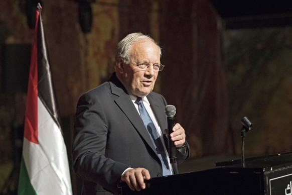 epa06295867 Swiss Federal Councillor Johann Schneider-Ammann speaks during a reception on topic &#039;Building Bridges: innovation in Palestine and Switzerland&#039; in West Bank town of Ramallah, 28  ...