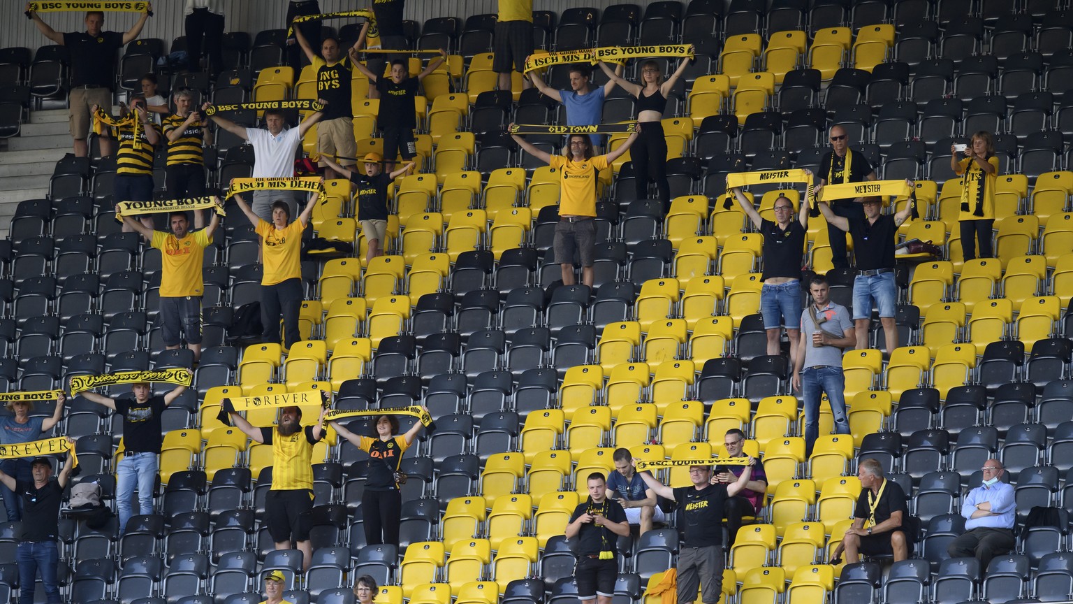 YB Fans im Fussball Meisterschaftsspiel der Super League zwischen dem BSC Young Boys und dem FC Neuchatel Xamax, im Stade de Suisse in Bern, am Samstag, 27. Juni 2020. (KEYSTONE/Anthony Anex)